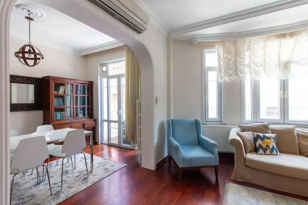 Authentic And Spacious 3Br Flat W Ac And Balcony Istanboel Turkije