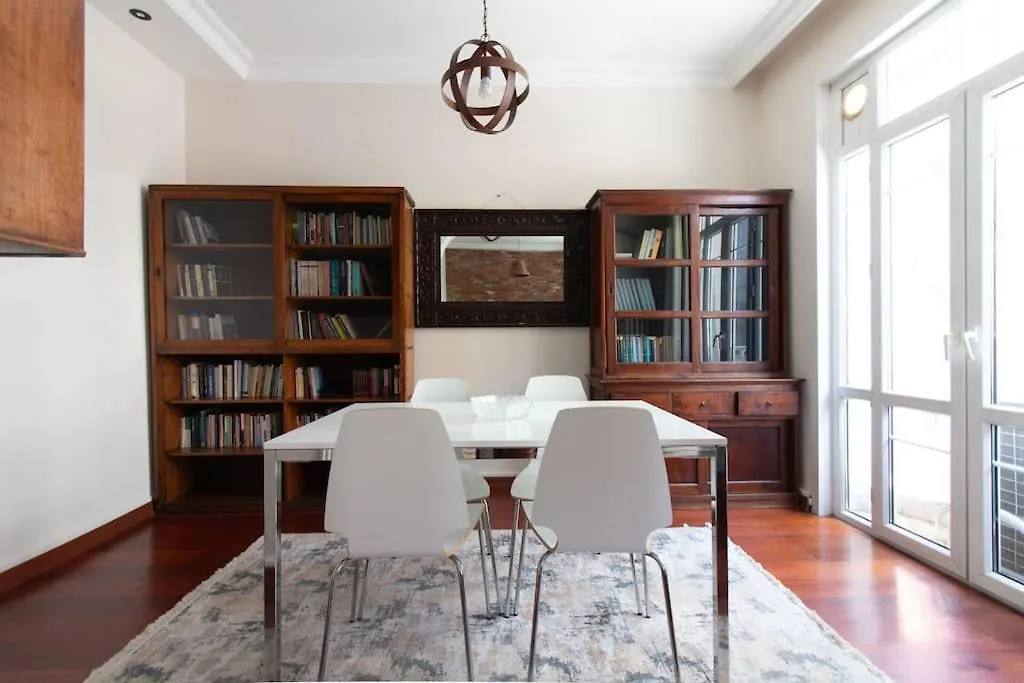 Authentic And Spacious 3Br Flat W Ac And Balcony Istanboel 0*,  Turkije