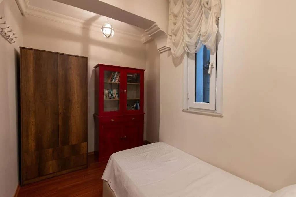 Authentic And Spacious 3Br Flat W Ac And Balcony Istanbul Apartment
